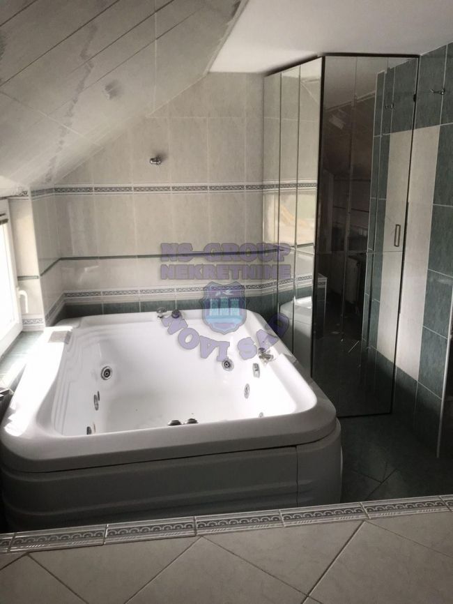stan na prodaju Novi Sad 240m2 472914
