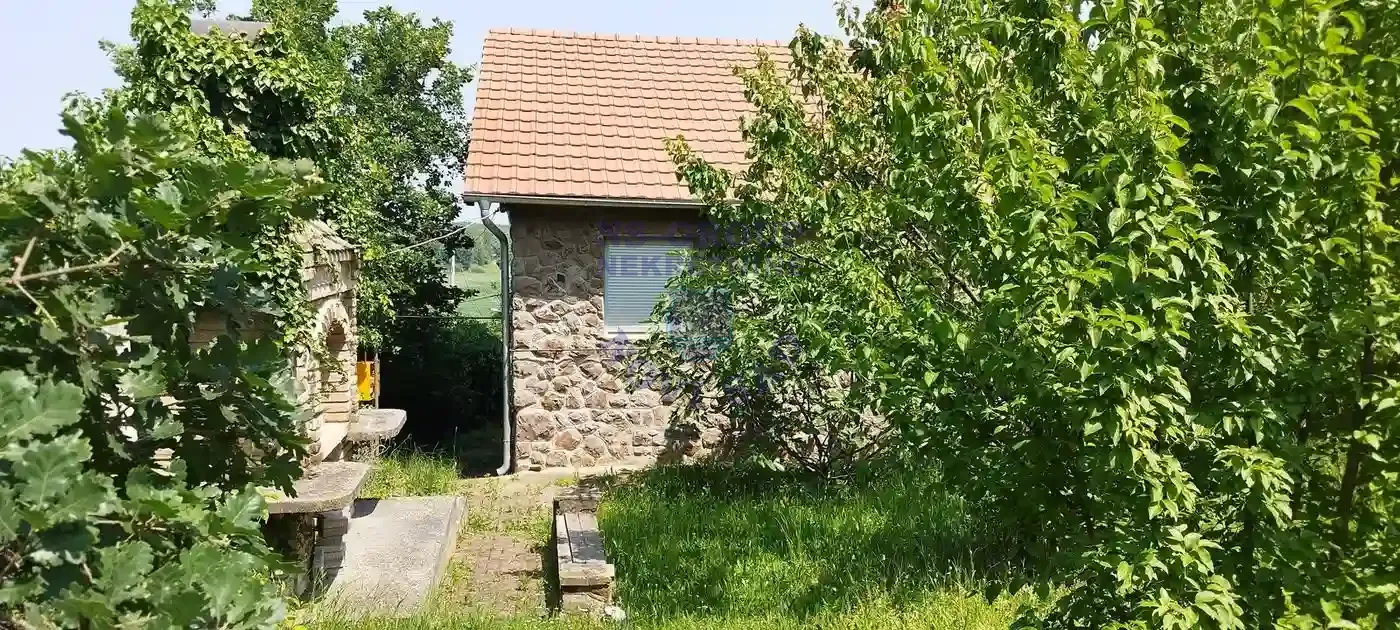 kuca na prodaju Ledinci 200m2 549829