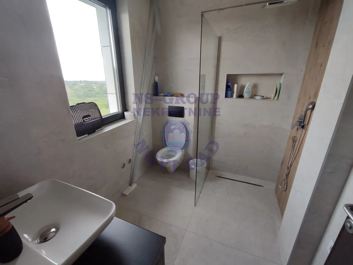kuca na prodaju Sremska Kamenica 250m2 549905