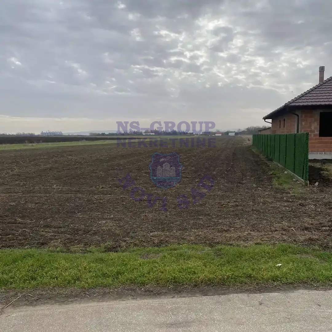 plac na prodaju Čenej 881m2 561596
