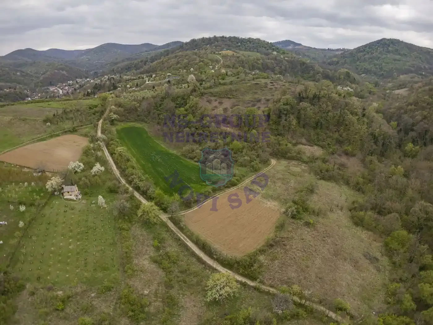 plac na prodaju Ledinci 2055m2 568352