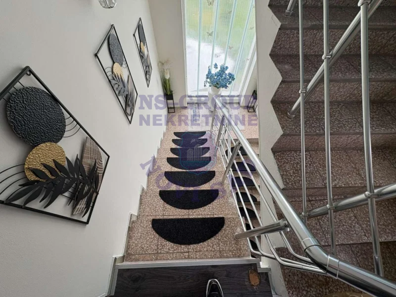 kuca na prodaju Veternik 300m2 569993