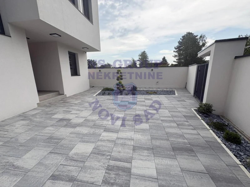 kuca na prodaju Sremska Kamenica 371m2 552873