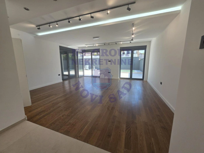 stan na prodaju Novi Sad 368m2 574192