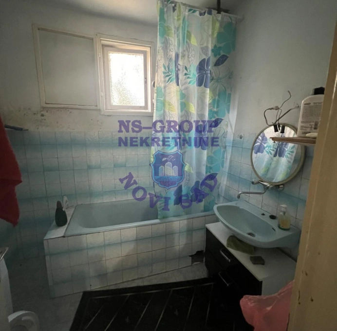 Kuća na prodaju Kać 450m2, 576880