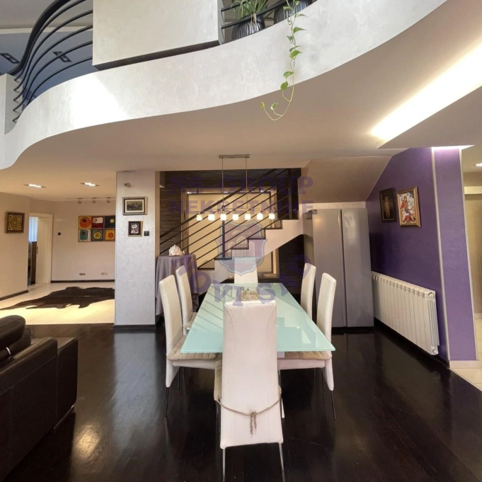 Stan na prodaju Novi Sad 310m2, 17363
