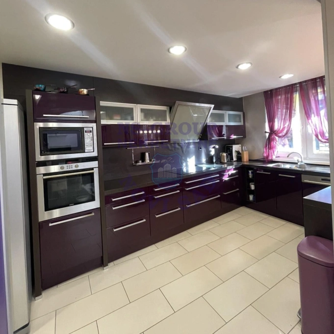 Stan na prodaju Novi Sad 310m2, 17363