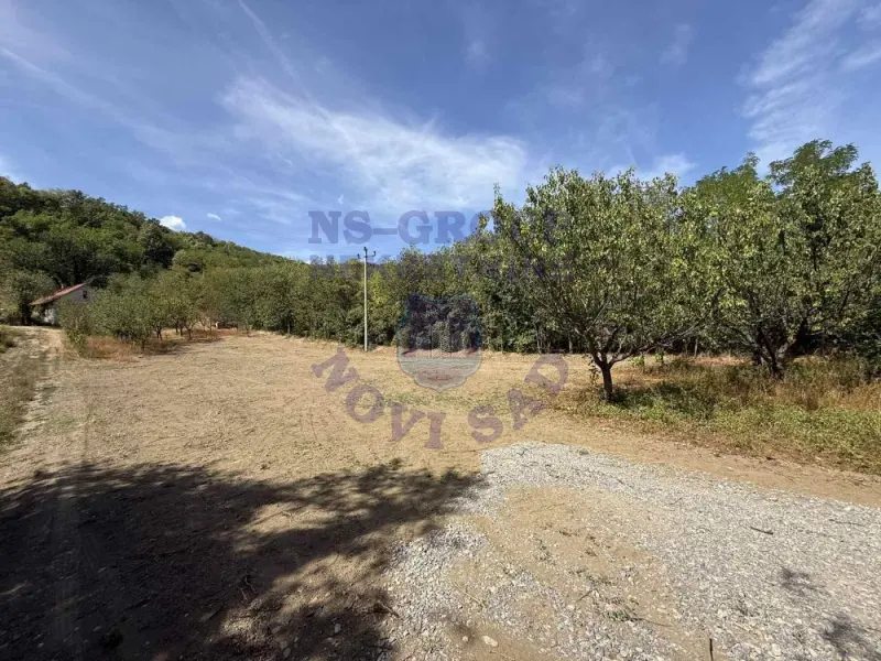 Plac na prodaju Ledinci 616m2, 577576