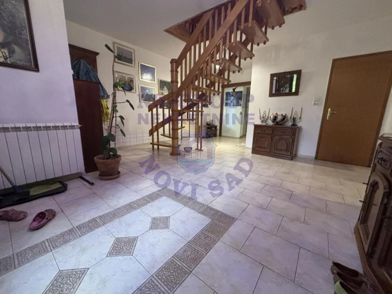 Kuća na prodaju Ledinci 322m2, 579787