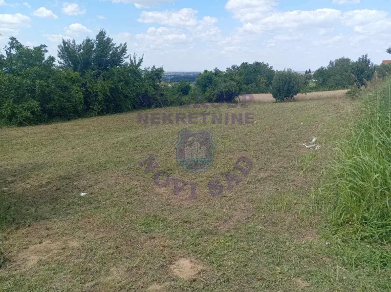 Plac na prodaju Ledinci 1096m2, 580355