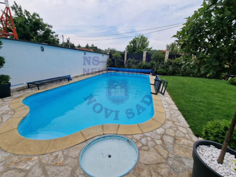 Kuća na prodaju Sremska Kamenica 304m2, 580584