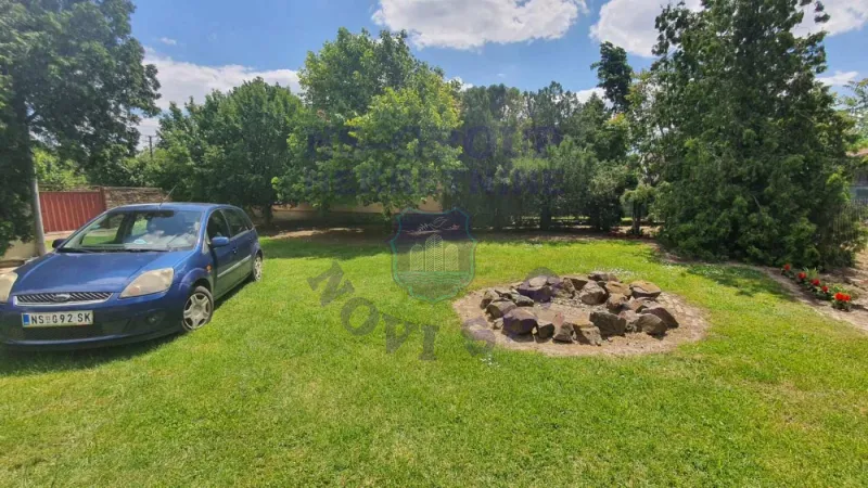 Kuća na prodaju Bački Jarak 300m2, 581126